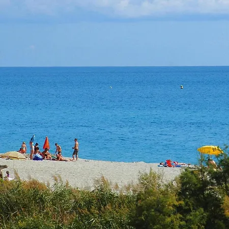 公寓 Apartment In Ghisonaccia Near Sandy Beach, Cleaning Included 吉索纳恰